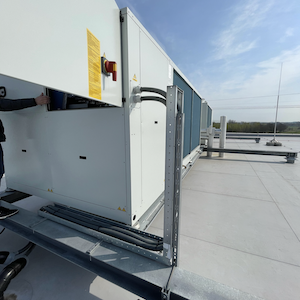 Hoe sluit ik een voeding aan op een Hidros warmtepomp?